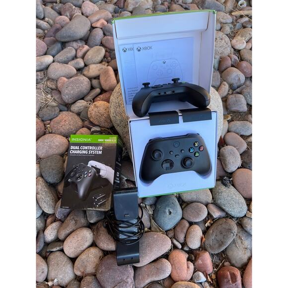 Ultimate Xbox Series X|S Controller Bundle: Wireless Charging Station & Battery - Picture 2 of 5